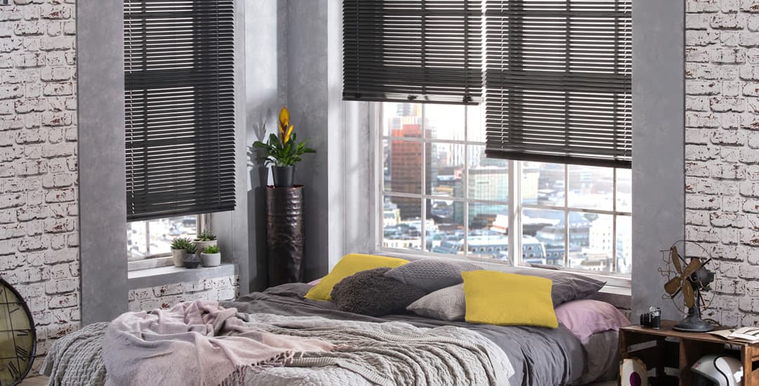 black-aluminium-venetian-blinds-in-bedroom